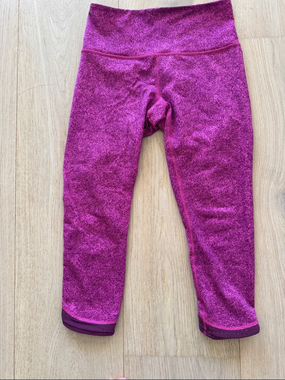 lululemon athletica! Women’s PINK Cropped Leggings! FUN COLOR AND DESIGN!